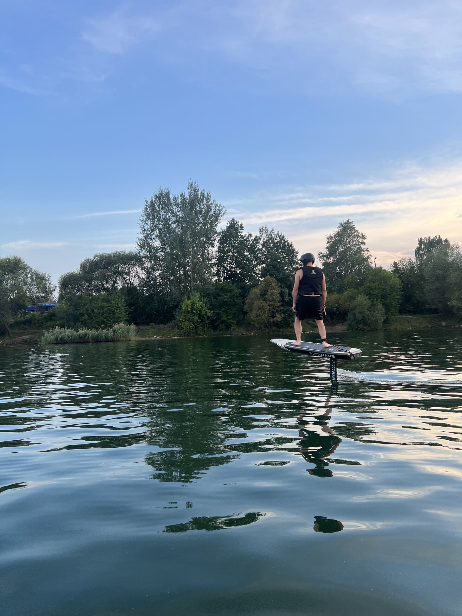 Surfing na jeziorze z efoilem, Efoil na jeziorze, Elektryczna deska surfingowa Pro Wave Surfing